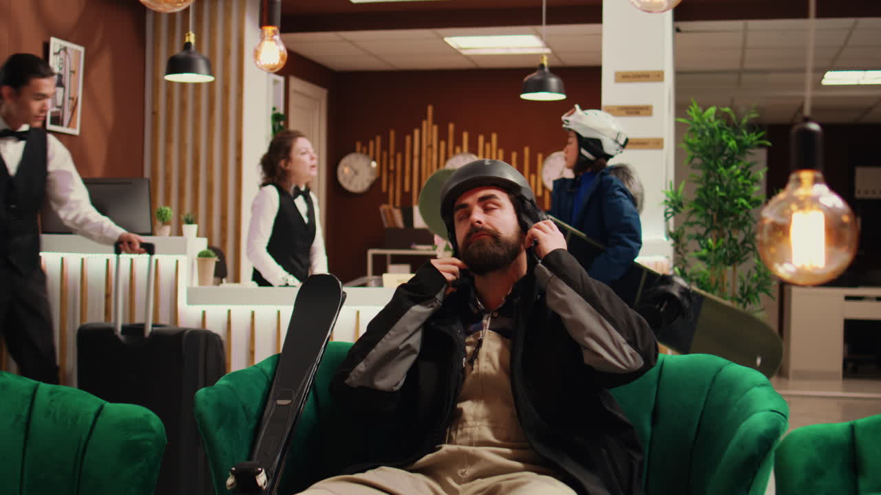 직원이 아시아 소녀에게 방향을 알려줍니다.