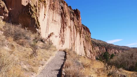 el sendero principal en el monumento nacional de bandelier