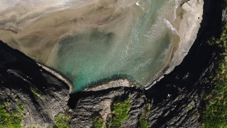 Die-Sonne-Spiegelt-Sich-Auf-Der-Oberfläche-Des-Türkisfarbenen-Wasserpools-Am-Goldenen-Sandstrand