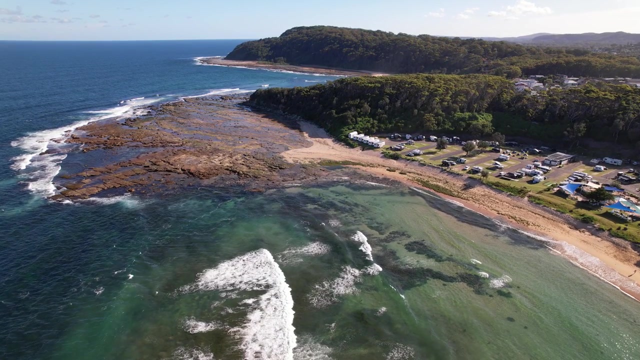 Onde che si infrangono, spiaggia di Toowoon Bay nel Nuovo Galles del Sud, Australia - Ripresa con drone.