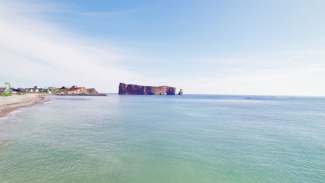 Vista-De-Drones-Alejándose-De-La-Roca-Percé-Sobre-El-Río-San-Lorenzo-Durante-Un-Día-Soleado