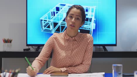 mujer de negocios que trabaja en una oficina moderna
