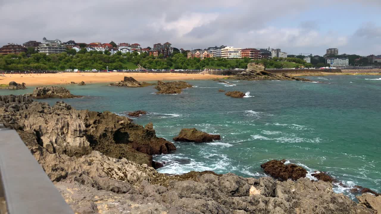 Spiaggia e scogliere con la città sullo sfondo
