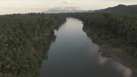 Die-Atemberaubende-Landschaft-Eines-Ruhigen-Wassers-Auf-Den-Philippinen,-Umgeben-Von-Grünen-Bäumen---Luftaufnahme