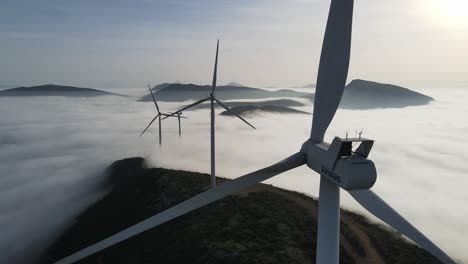 capturando generadores eólicos sobre la niebla de la mañana en grecia central con un dron
