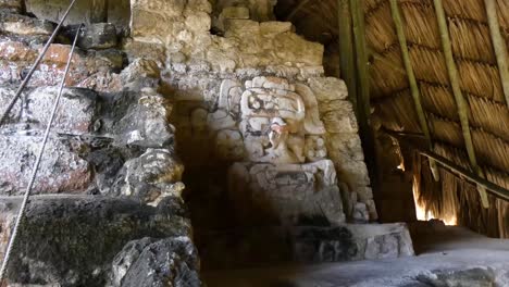 detalle de la última máscara en el lado derecho del templo de la pirámide de las máscaras, sitio maya en kohunlich - quintana roo, méxico