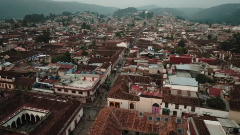 Volando-Sobre-La-Ciudad-De-San-Cristóbal-De-Las-Casas-En-Chiapas,-México---Drone-Shot