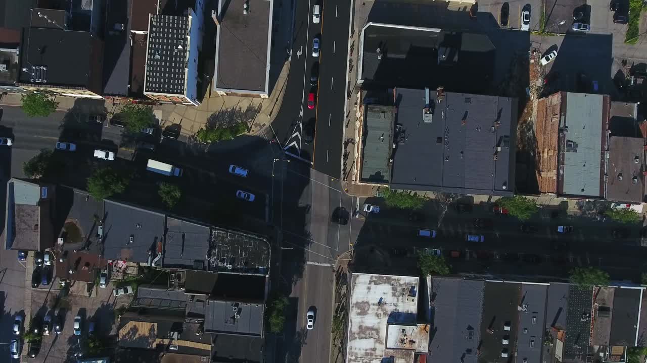 vista de arriba hacia abajo sobre la intersección y el tráfico en la ciudad de whitby, canadá