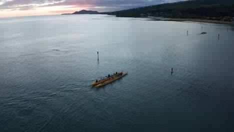 Toma-Aérea-Descendente-De-Una-Canoa-De-Apoyo-Remando-En-El-Océano-En-O&#39;ahu,-Hawaii