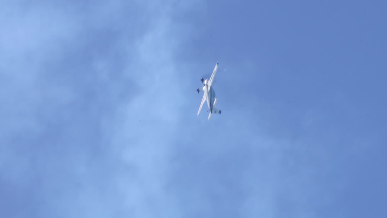 단일 비행기는 다양한 비행 기동을 수행합니다.