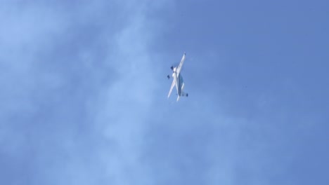 un solo avión ejecuta varias maniobras acrobáticas