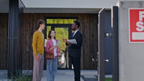 home showing with real estate agent