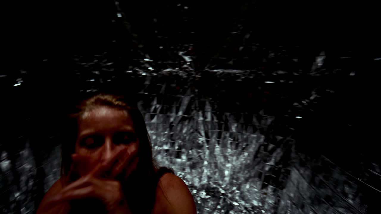 Ballerina che esprime emozioni attraverso una coreografia contemporanea
