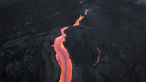 Drone-Volando-Hacia-Atrás-Y-Revelando-Una-Enorme-Corriente-De-Lava-Del-Volcán-Cumbre-Vieja-En-La-Palma