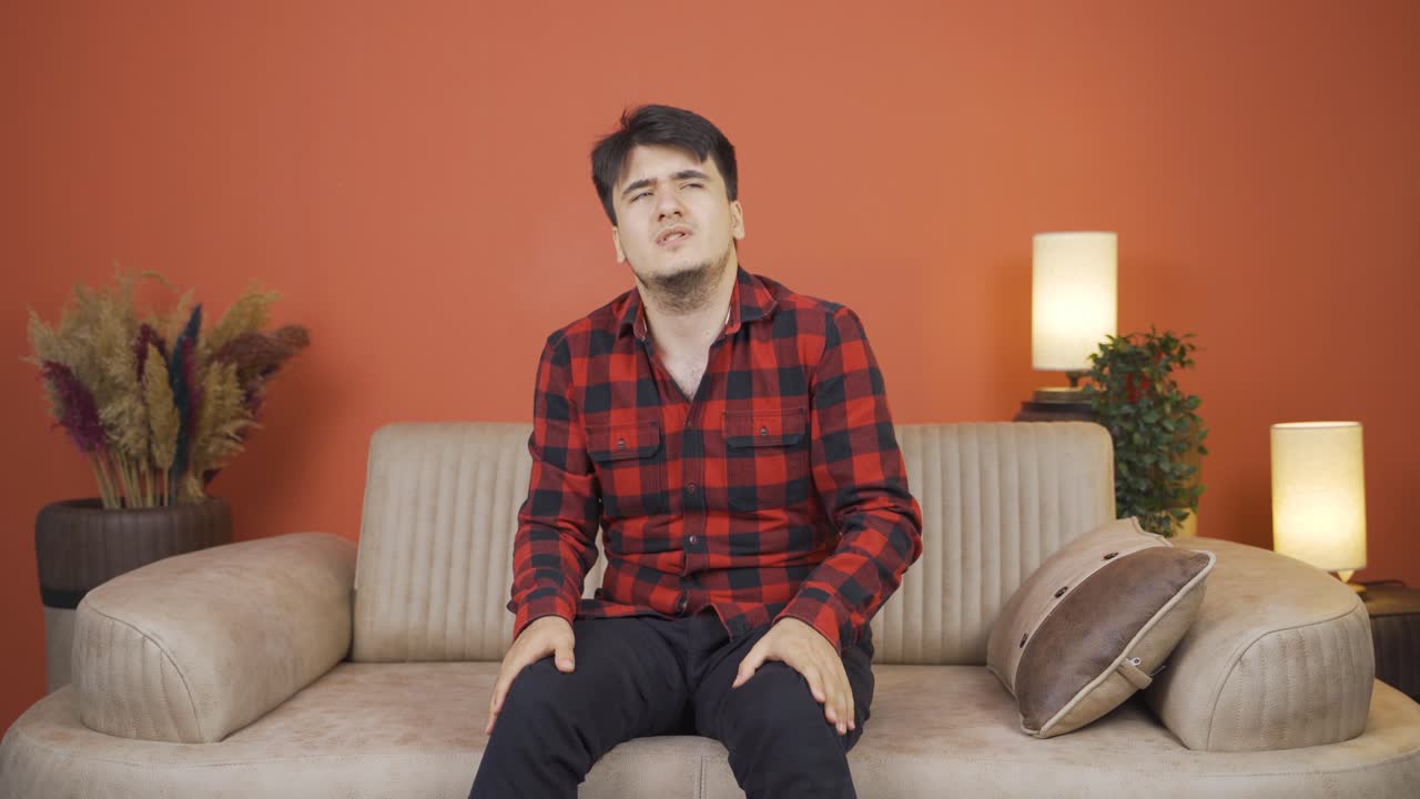 그 남자는 관절 통증을  ⁇ 고 있습니다.