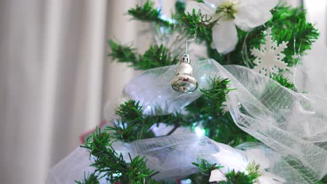 Arbol-De-Navidad-Con-Detalles-De-Flores-Blancas