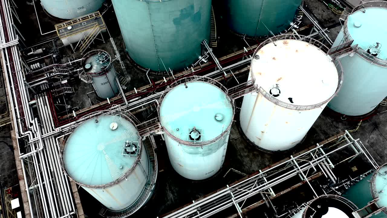 홍콩의 이 항구에 있는 석유 저장 크