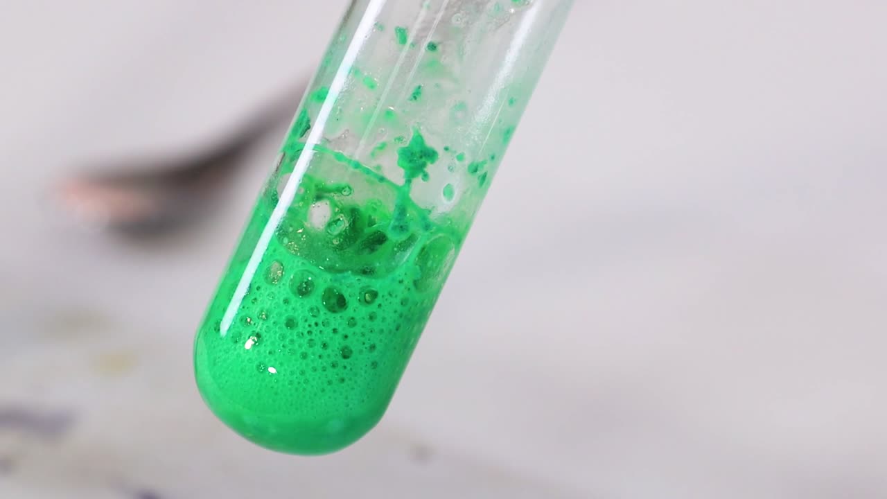 reacción química que produce burbujas en un tubo de ensayo