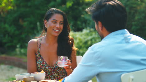 Pareja-Al-Aire-Libre-Disfrutando-De-Bebidas-Frías-En-El-Jardín-De-Verano-En-Casa-Juntos