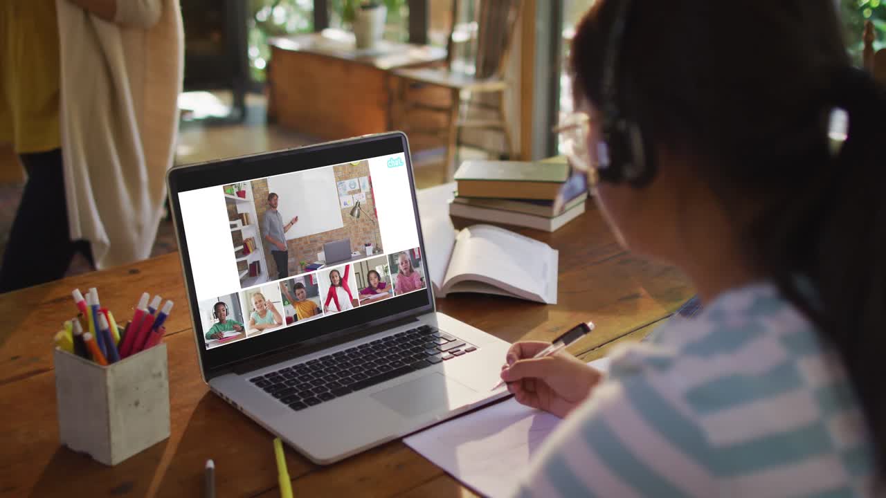estudiante que usa una computadora portátil para una lección en línea en casa, con un maestro y una clase diversos en la pantalla