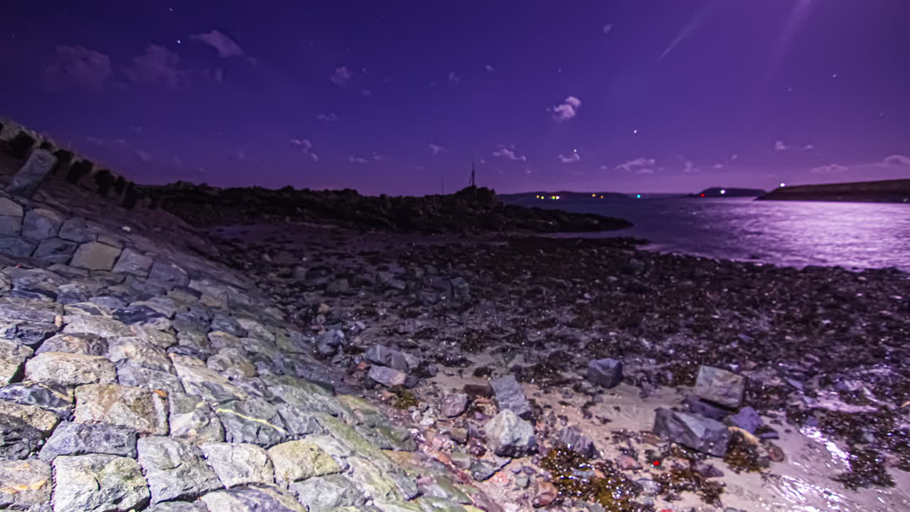 marea menguante nocturna en el canal marino de la isla de guernsey, alguacilazgo de guernsey
