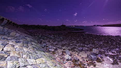 marea menguante nocturna en el canal marino de la isla de guernsey, alguacilazgo de guernsey