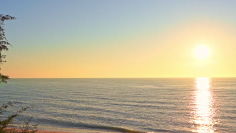 Schwenken-Sie-über-Den-Ozeanhorizont-Am-Späten-Tag,-Wenn-Die-Sonne-Untergeht