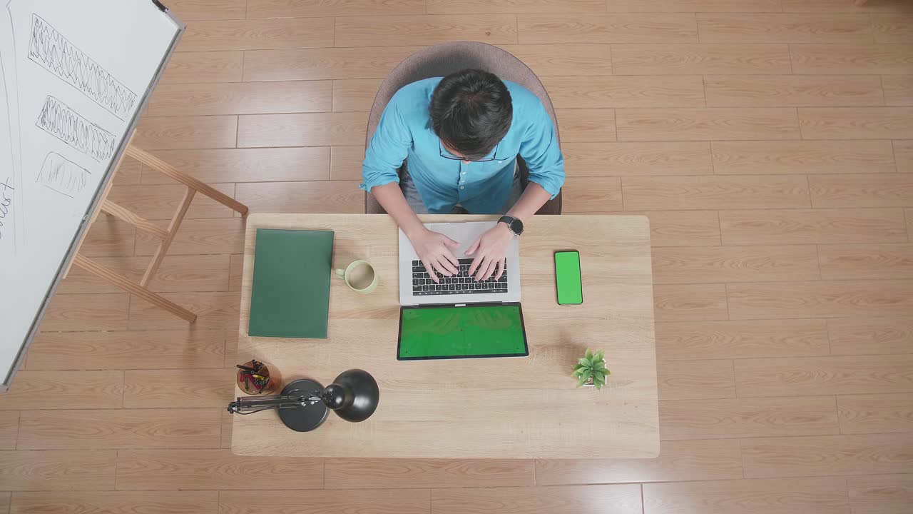 가정 사무실에서 노트북으로 일하는 사람