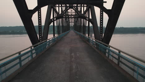 Vuelo-Pov-A-Través-De-Las-Vigas-De-La-Cadena-De-Pasarela-De-Rocas-Sobre-El-Río-Mississippi