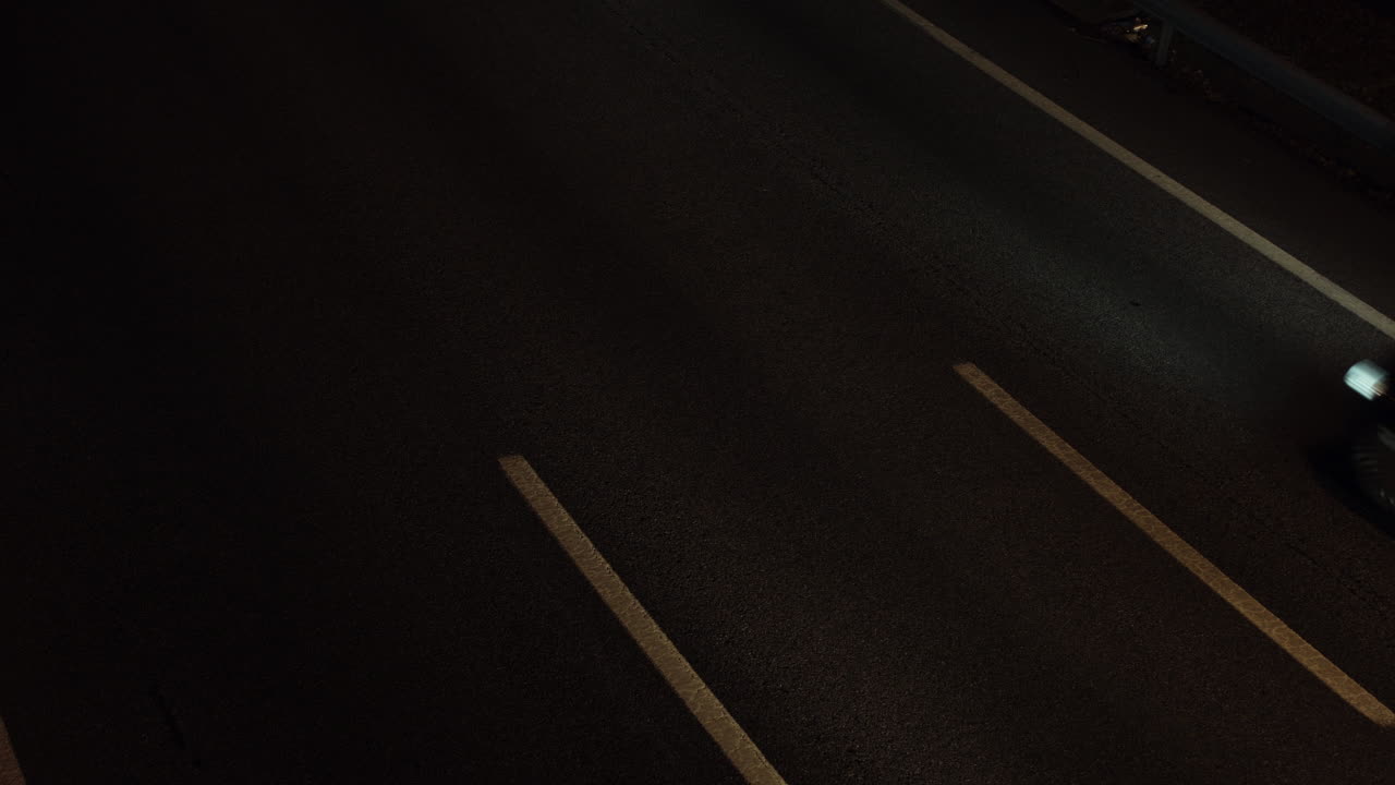 coches en atascos de tráfico en la calle por la noche