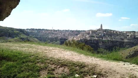 Fliegen-Von-Einer-Höhle-Und-über-Matera