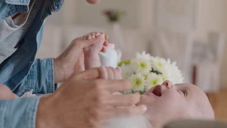 cerca de la madre besando suavemente al bebé disfrutando amando a la madre jugando cuidando del niño en casa compartiendo la conexión con su recién nacido cuidado infantil saludable