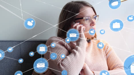 animación de iconos conectados con líneas sobre mujer caucásica hablando por teléfono celular en casa