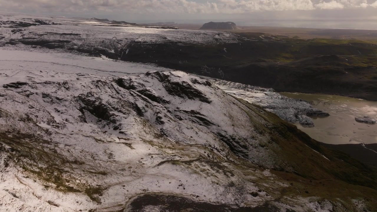 Naturskjønt luftfoto over den smeltende Sólheimajökul-breen på Island.
