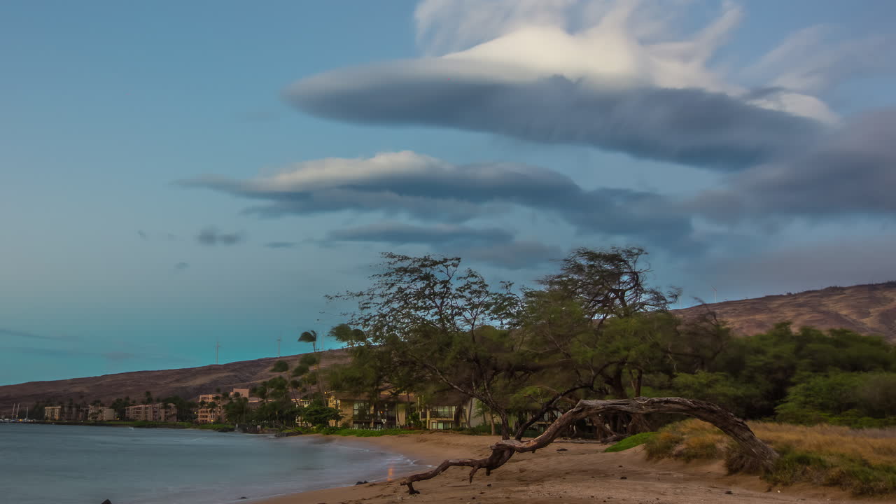 이른 아침 일몰 동안 공중에서 움직이는 권운의 시간 경과