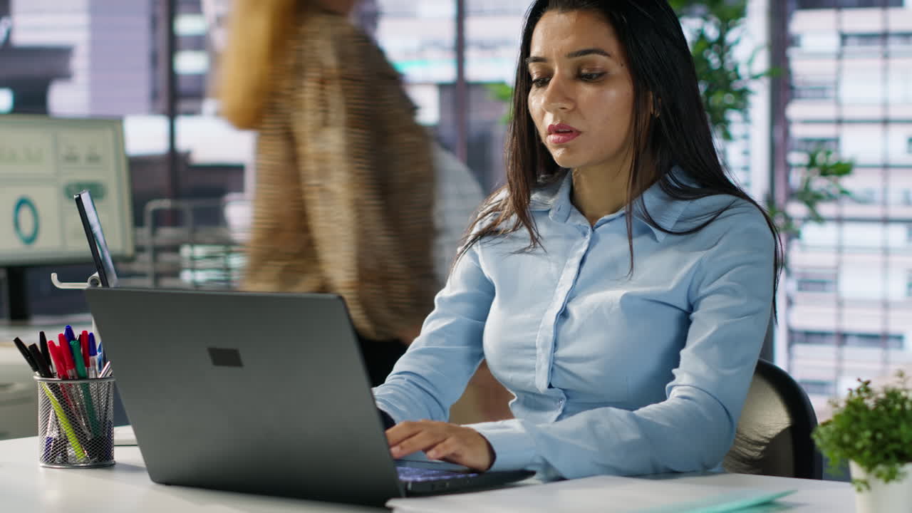 La empresaria trabajando en un portátil en la oficina