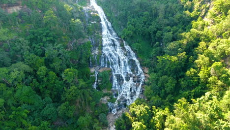 Luftaufnahme-Des-Maeya-Wasserfalls,-Thailand