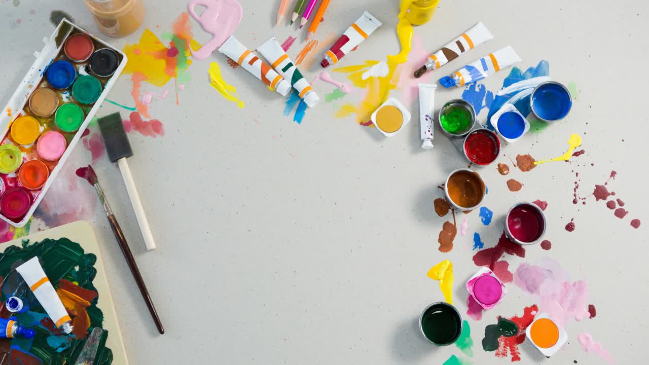 animación de acuarelas, pinceles y salpicaduras de pintura en la mesa