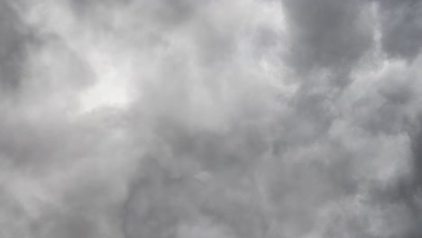 Gewitter-Und-Blitzschlag-Im-Hintergrund-Der-Dunklen-Wolken