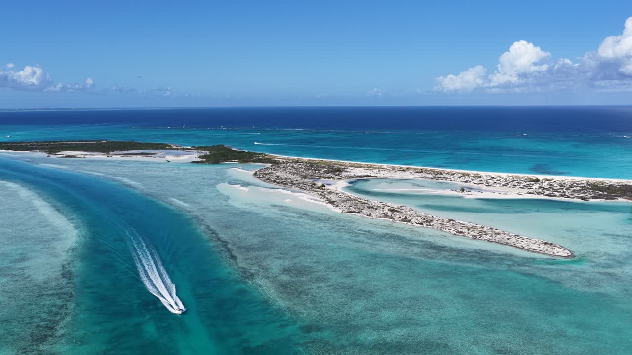 Skyline di Turks e Caicos a Providenciales nel territorio d'oltremare dell'Inghilterra. Skyline caraibico. Paesaggio sulla spiaggia. Sfumature di blu ad acquerello. Skyline di Turks e Caicos a Providenciales. Sfondo naturale