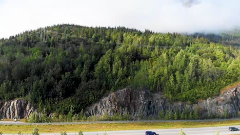 Video-De-Drones-4k-De-La-Ruta-1-De-Alaska-De-La-Autopista-Seward-A-Través-De-Las-Montañas