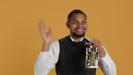 un camarero feliz y amistoso saludando y dando la bienvenida a los clientes en la mesa