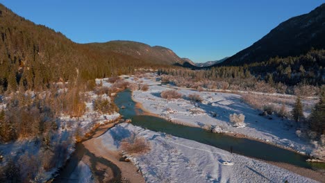 río de montaña isar en invierno