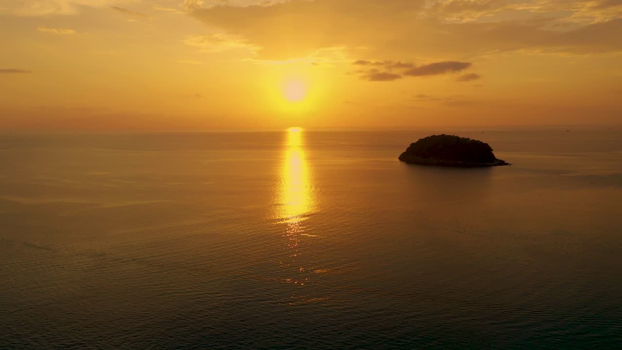 fotografía aérea hermosa nube al atardecer sobre kata beach phuke