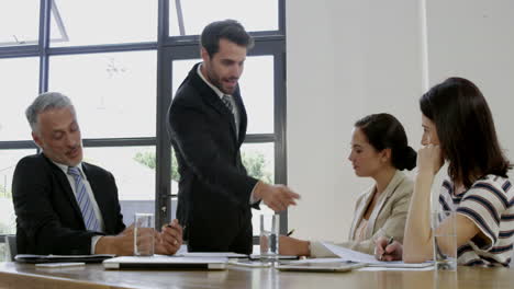 hombre de negocios haciendo una presentación