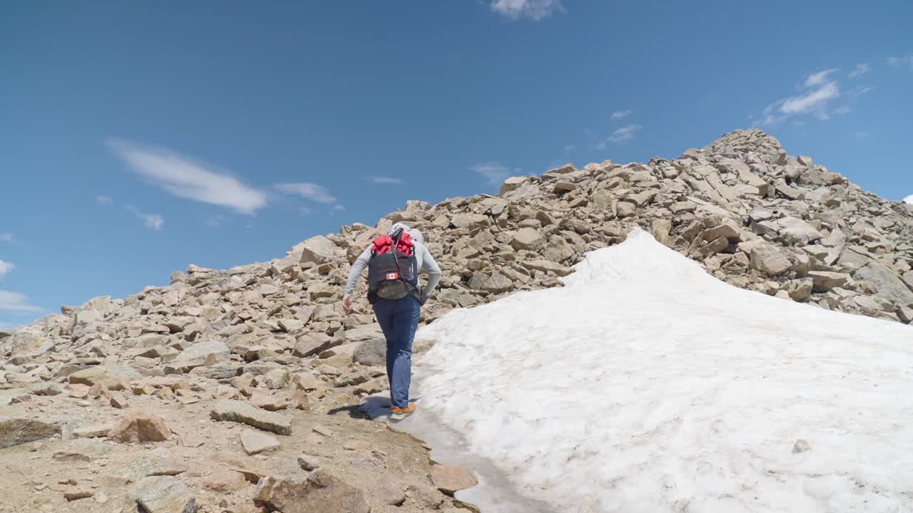 caminante encontrar nieve en la cima de una montaña | monte bierstadt, colorado