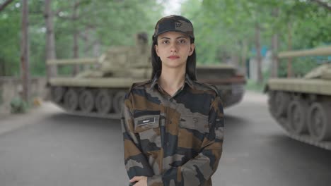 mujer oficial del ejército indio seria