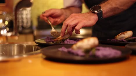 chef gourmet que sirve pescado; mesa culinaria cinematográfica lenta