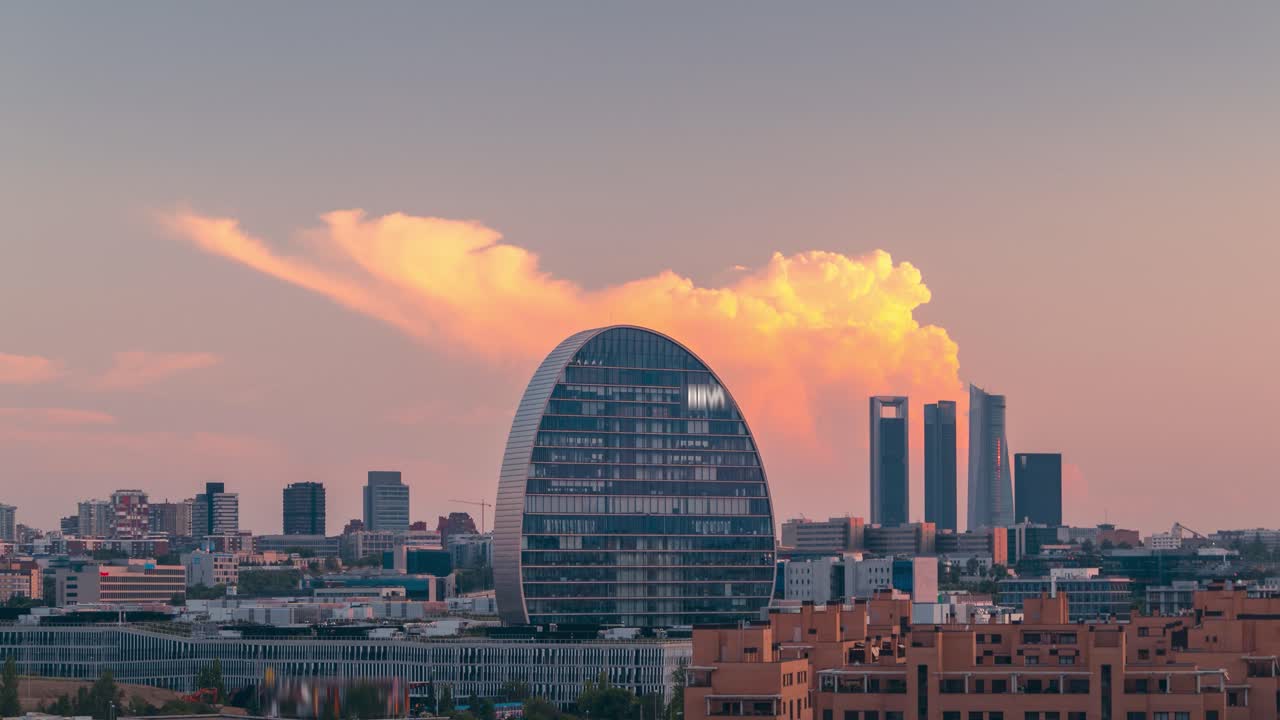 close up timelapse el horizonte de madrid con bbva y cinco torres área de negocios rascacielos durante el atardecer con grandes nubes de tormenta cumulonimbus