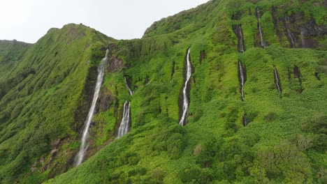 Drone-Filmando-Múltiples-Cascadas-En-La-Isla-Flores-En-Azores,-Aéreo